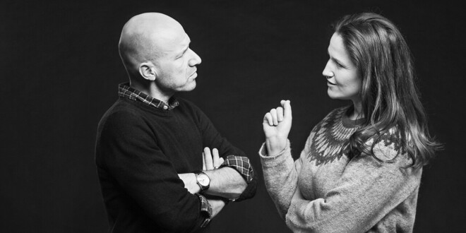 Portræt af journalist Adam Holm og journalist Gertrud Højlund på sort baggrund