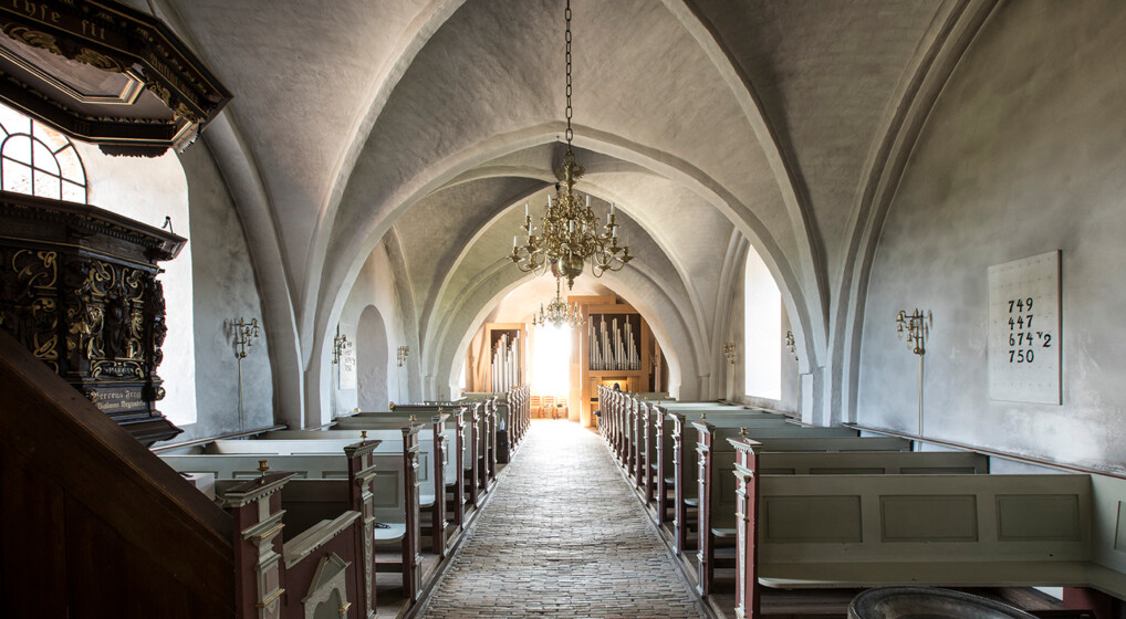 Billede indefra en kirke set fra alteret ned gennem skibet