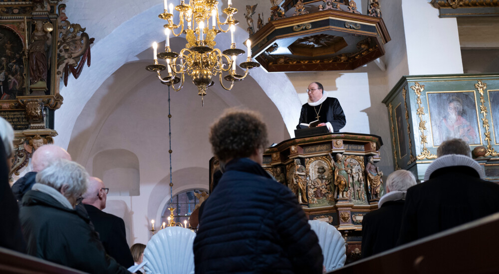 Biskop Thomas Reinholdt Rasmussen på prædikestol