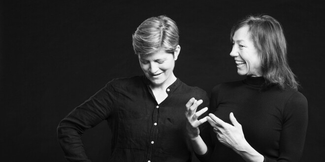 Portræt af økonom Sidsel Kjems og teolog Karen Marie Sø Leth-Nissen på sort baggrund