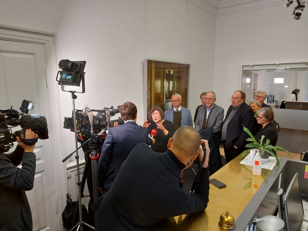 Biskop Marianne Christiansen taler med pressen, mens seks andre biskopper står bagved