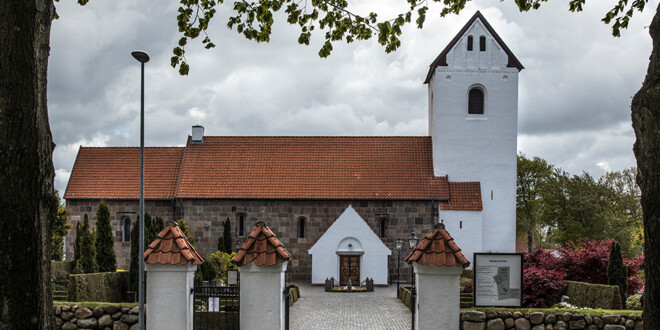 middelalderkirke bygget i kvadresten med hvidkalket tårn