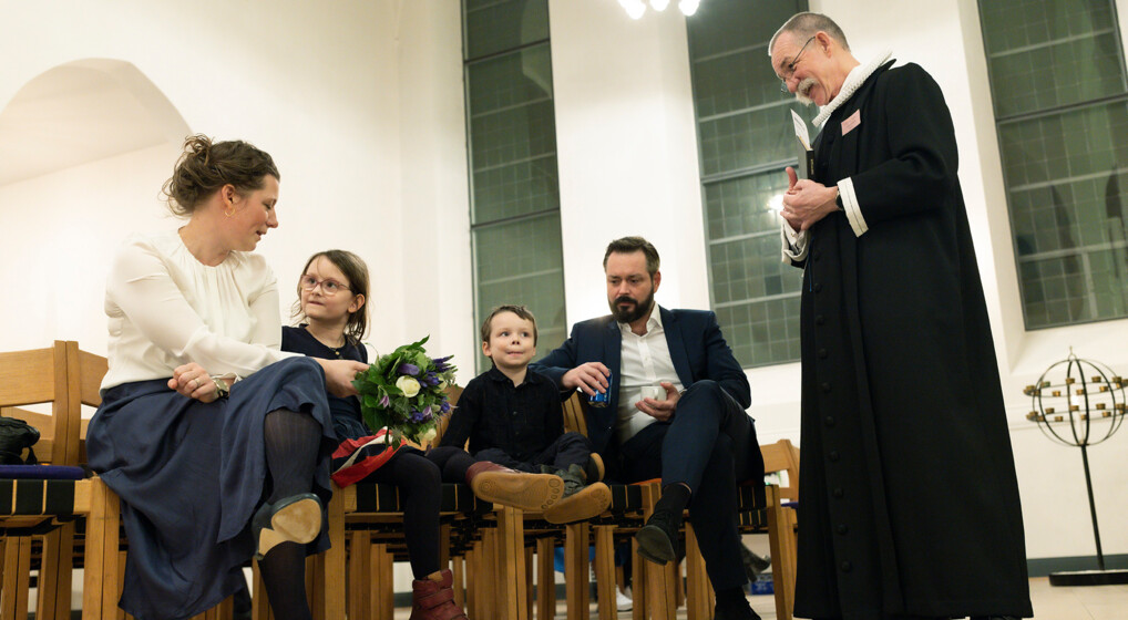 Et brudepar venter på at blive viet til drop-in-bryllup sammen med deres børn