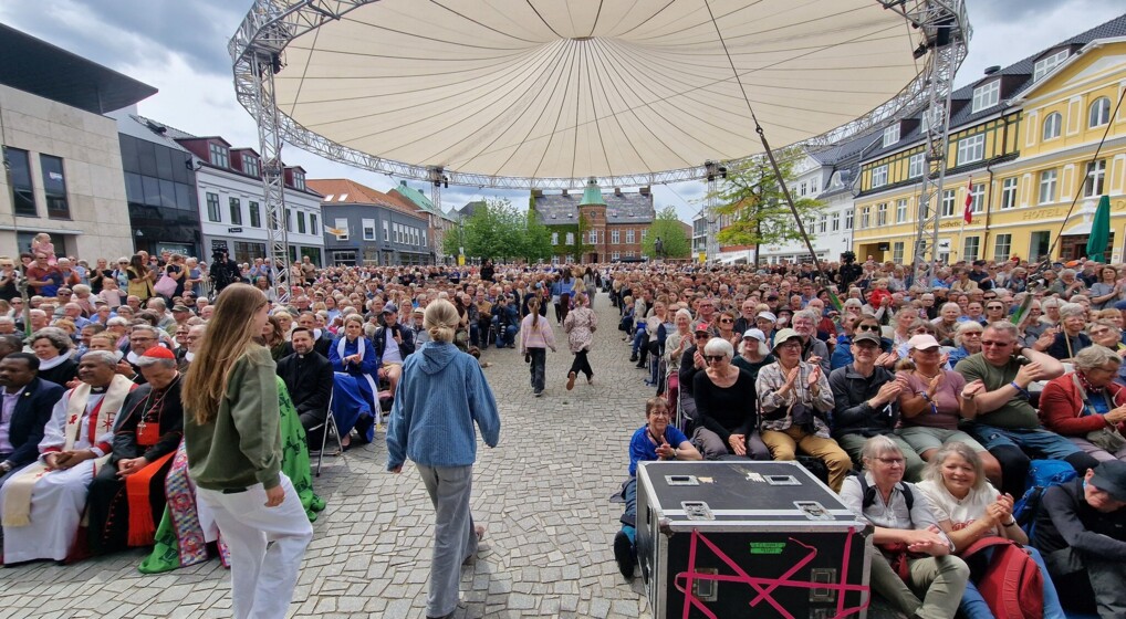 Himmelske dage - Kirkernes Folkemøde i Silkenborg, hvor tusindevis af mennekser er samlet på torvet
