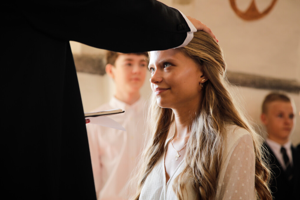 Pige bliver velsignet til sin konfirmation