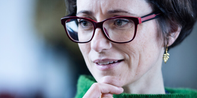 Portræt af præst Hanne Uhre Hansen med hånden under hagen