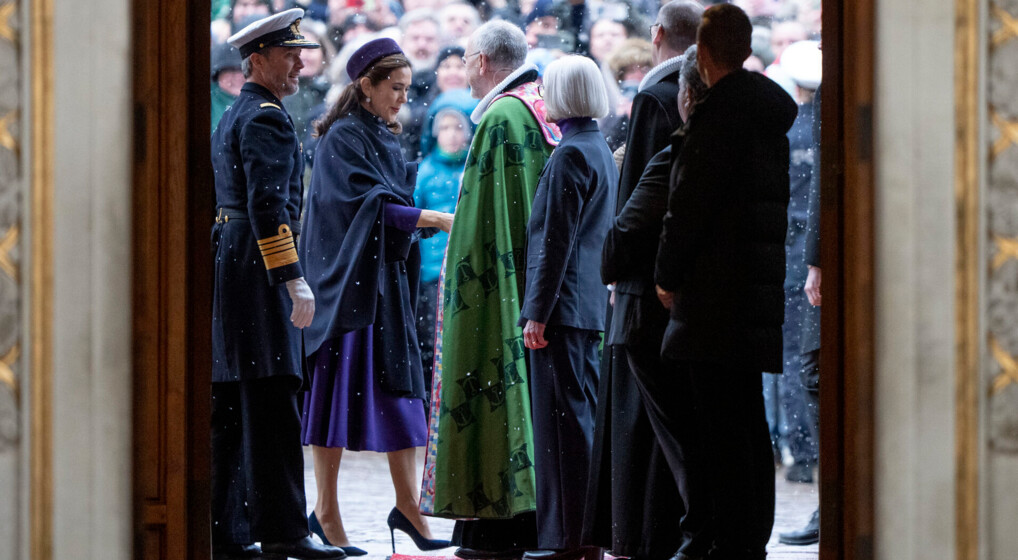 Aarhus-biskop Henrik Wigh-Poulsen hilser på kongeparret i døren ind til Aarhus domkirke