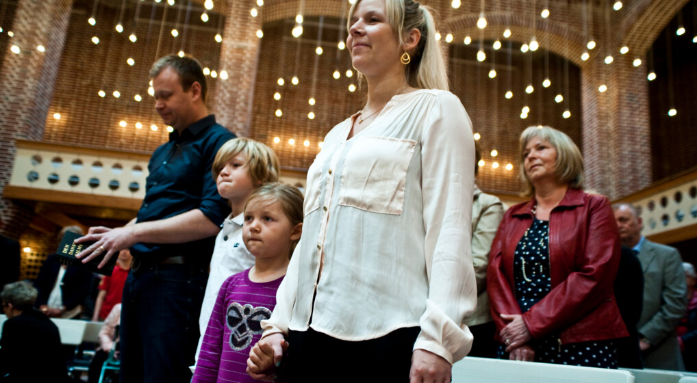 Billede af børnefamilie til gudstjeneste