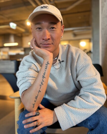 Morten Mortensen kendt fra 'Gift ved første blik' sidder i en stol med hånden på kinden