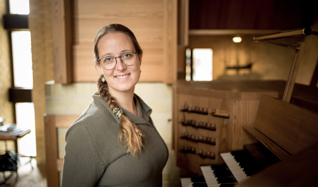 Organist Teresemarie Lisiux ved orgelet i Nyvangskirken i Kalundborg