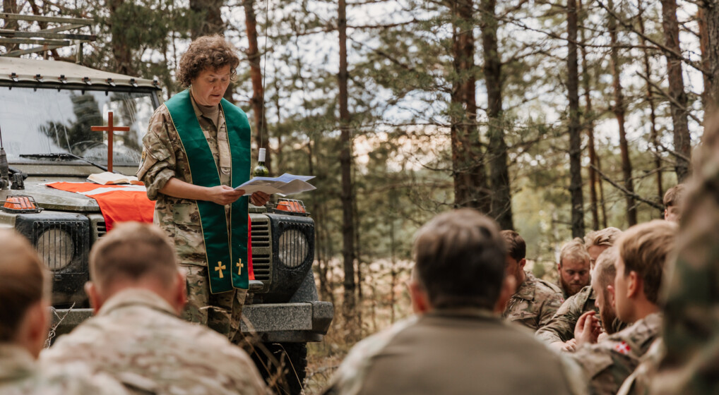 Feltpræst Nina Dyrhoff holder andagt for danske soldater i Letland
