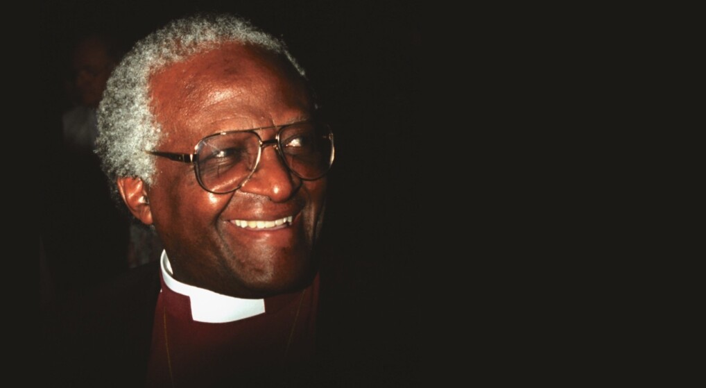 Billede af Desmond Tutu set skråt forfra