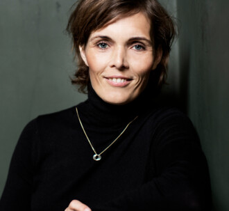 Portræt af forfatter Anne Lise Marstrand-Jørgensen på mørk baggrund