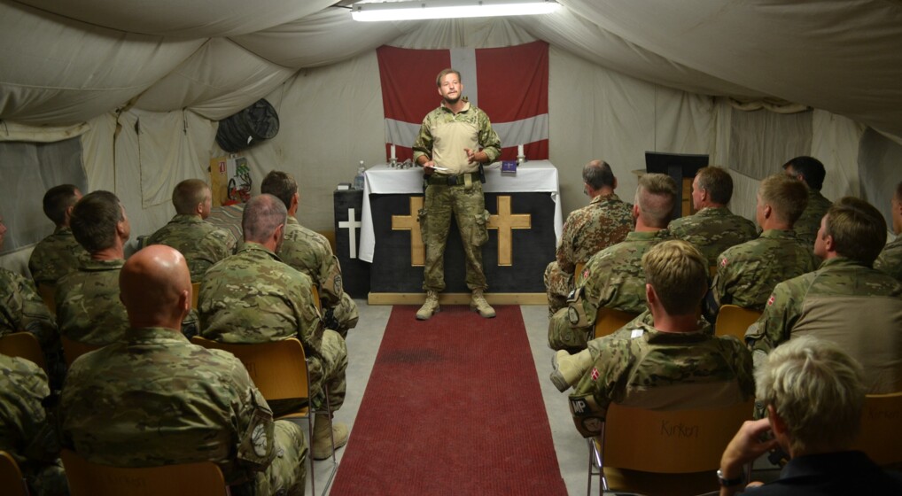 Feltpræst holder gudstjeneste for udsendte soldater