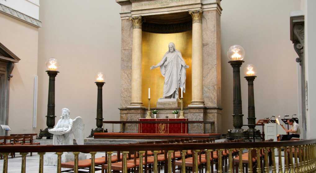 Alteret med jesusstatue i Københavns Domkirke