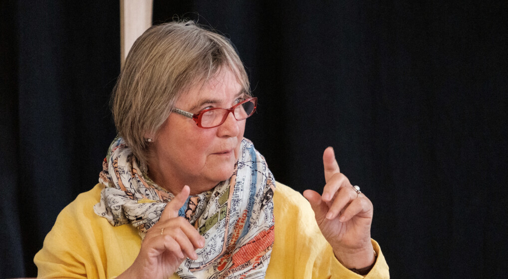 Professor Lisbet Christoffersen i samtale med en person udenfor billedet