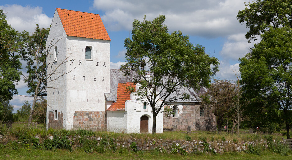 Buderup kirke uden inventar og meget få gravsteder bevaret