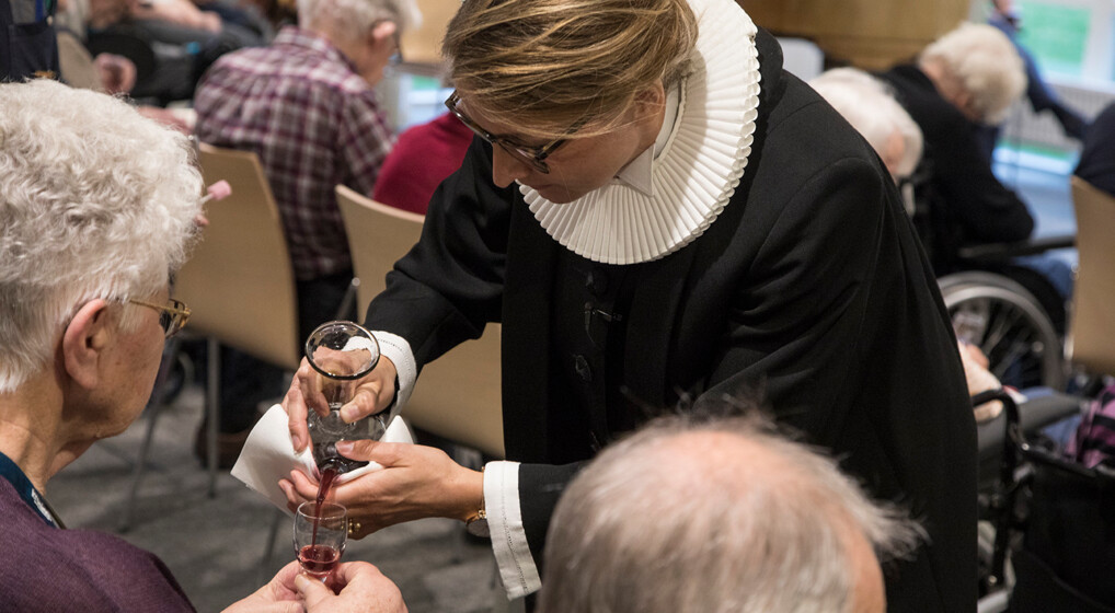 Reportagebillede fra plejehjemsgudstjeneste.