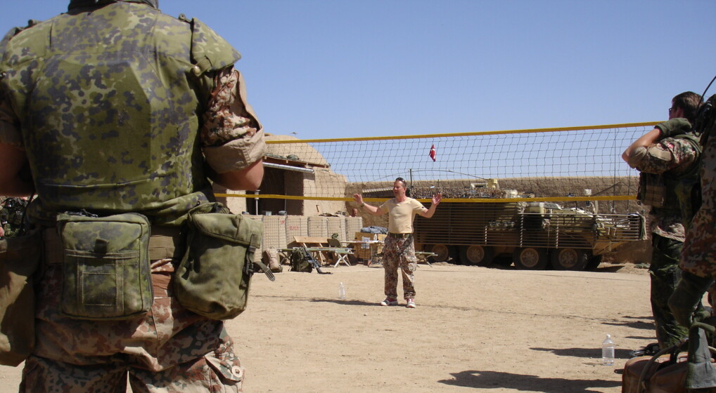 Feltpræst velsigner soldater inden patrulje