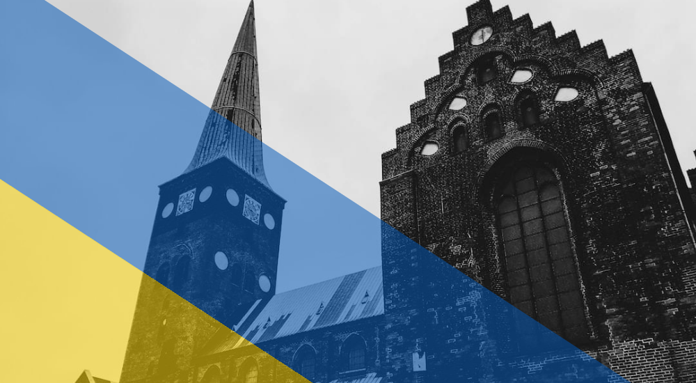 Billede af Aarhus domkirke med det ukrainske flag lagt henover