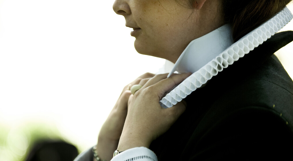 Nærbillede af præsts skuldre og pibekrave