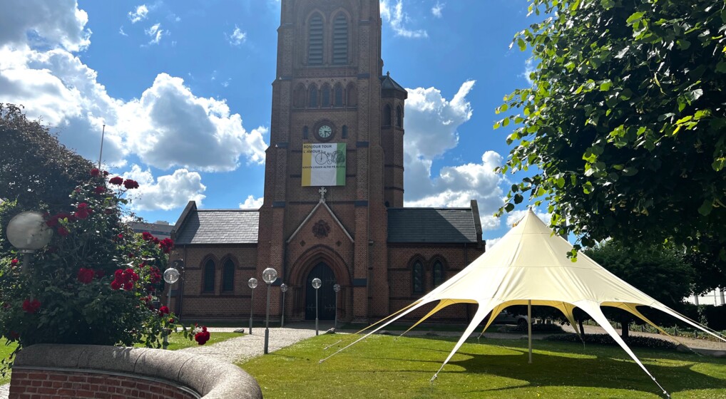 Billede af Sankt Jacobs Kirke på ØSterbro i København med blå sommerhimmel