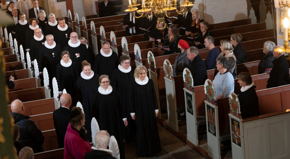 Stiftets provster, præster m.fl. går op ad kirkegulvet