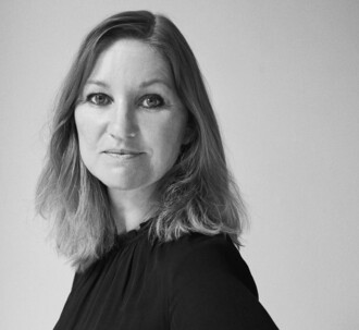 Forfatter Naja Marie Aidt foran en hvid baggrund.