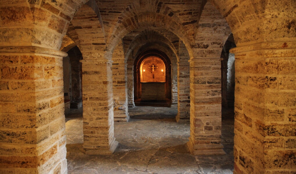 Krypten i Vor Frue Kirke, Aarhus med kopi 'Hvide Krist' på alteret