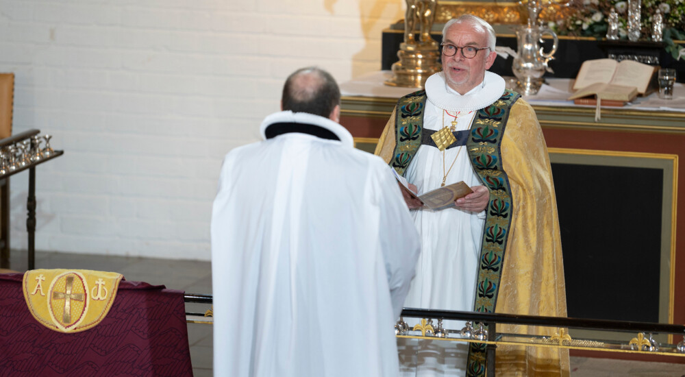 Biskop Peter Skov-Jakobsen står ansigt til ansigt med ny biskop 