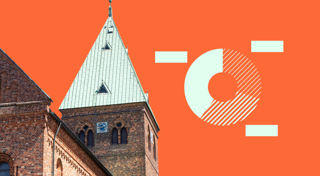 Grafisk element, hvor et kirkespir fylder i den ene side af billedet